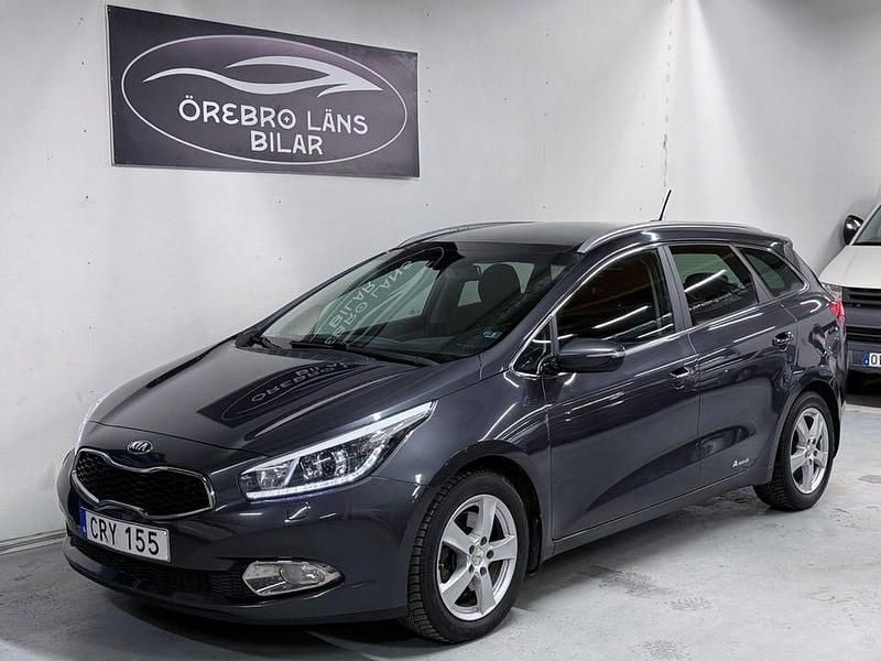 Grå Begagnad 2014 Kia Ceed Halvkombi | 109 900 kr (Marknadspris) - Bild 1/4