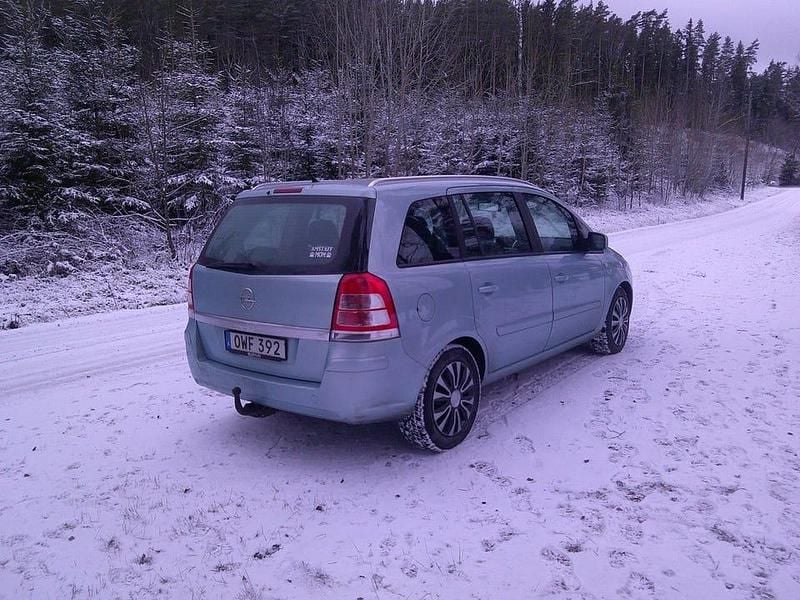 Begagnad Opel Zafira 140 HK (102 kW) 2010 Blå met. Minibuss