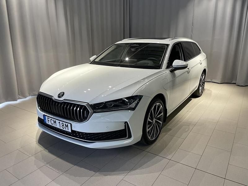 Begagnad Skoda Superb 2024 Vit Kombi