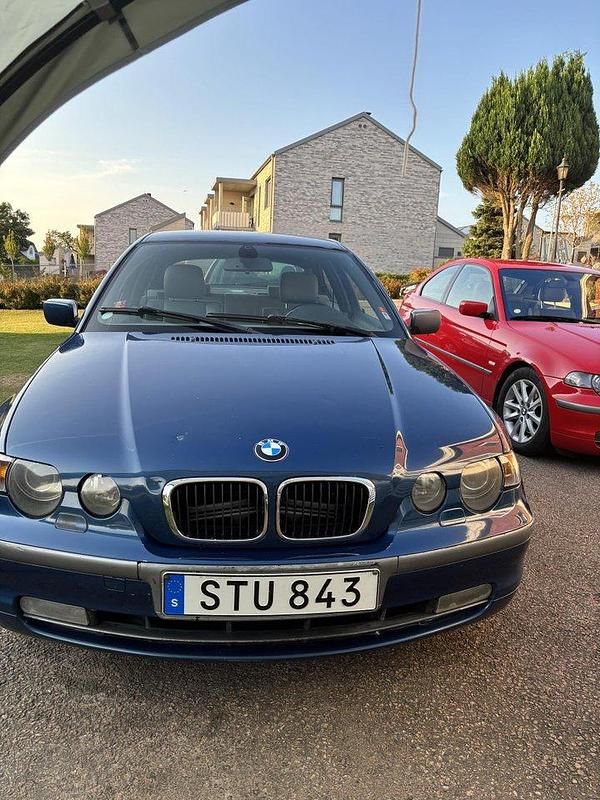 Blå Begagnad 2002 BMW 325 Halvkombi | 23 900 kr - Bild 1/4