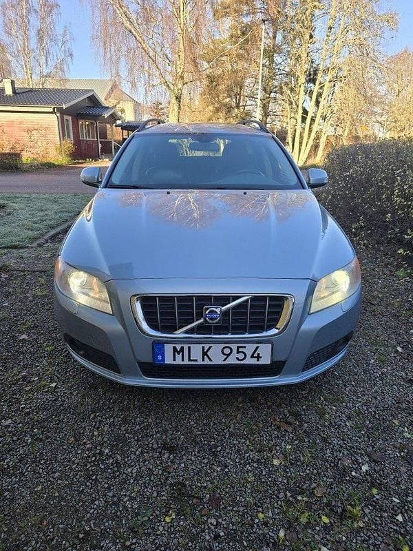 Blå Begagnad 2008 Volvo V70 Momentum Kombi | 33 000 kr (Superpris) - Bild 1/4