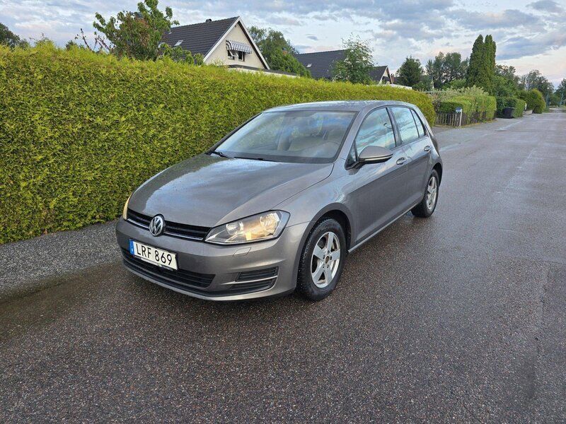 Grå Begagnad 2015 VW Golf VII Halvkombi | 89 900 kr (Superpris) - Bild 1/4