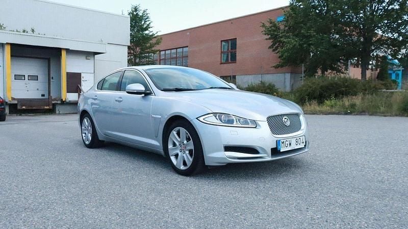 Grå Begagnad 2012 Jaguar XF Luxury Sedan | 119 700 kr (Marknadspris) - Bild 1/4