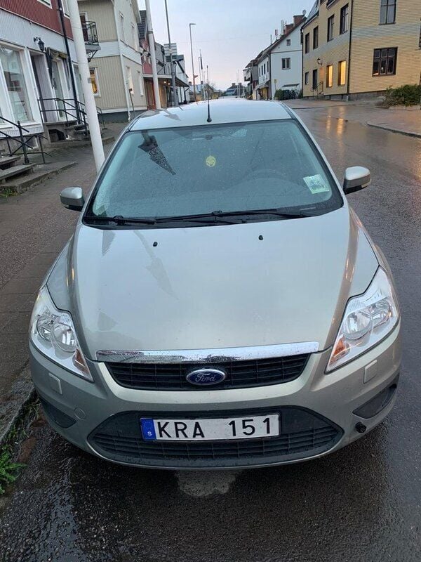 Grå Begagnad 2010 Ford Focus Trend Kombi | 29 500 kr (Marknadspris) - Bild 1/4