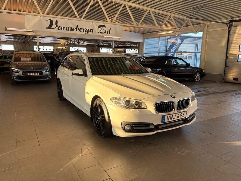 Vit Begagnad 2013 BMW 520 Kombi | 119 900 kr (Lite dyr) - Bild 1/4