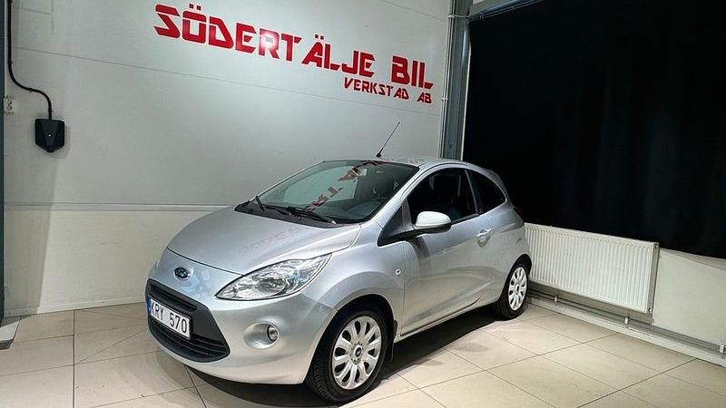 Grå Begagnad 2010 Ford Ka Titanium Halvkombi | 39 900 kr (Marknadspris) - Bild 1/4