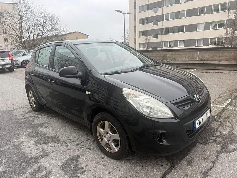 Svart Begagnad 2009 Hyundai i20 Select Halvkombi | 33 000 kr (Marknadspris) - Bild 1/4