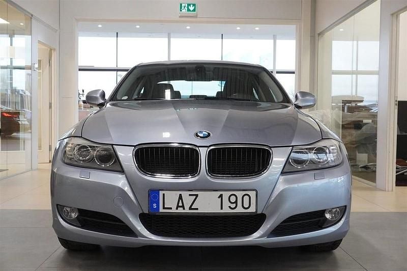 Begagnad BMW 318 Advantage 143 HK (105 kW) 2011 Ljusblå Sedan