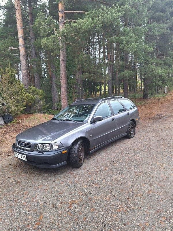 Grå Begagnad 2003 Volvo V40 Kombi | 14 000 kr (Marknadspris) - Bild 1/3