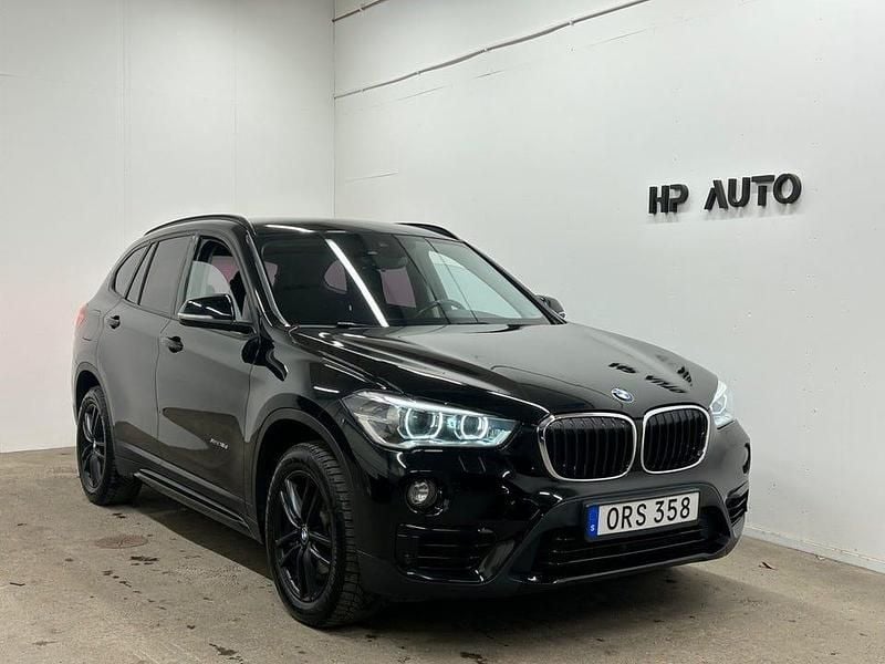 Svart Begagnad 2018 BMW X1 Sport Line SUV | 189 900 kr (Superpris) - Bild 1/4