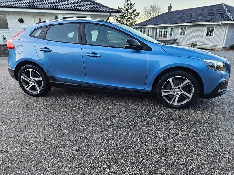 Begagnad Volvo V40 CC 200 HK (147 kW) 2016 Power blue metallic Kombi
