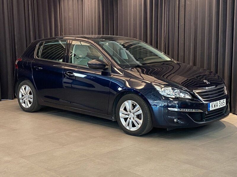 Mörkblå (blå metallic) Begagnad 2015 Peugeot 308 Style Halvkombi | 69 900 kr (Bra pris) - Bild 1/4