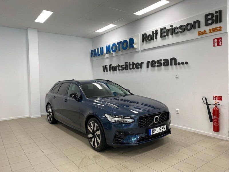 Mörkblå (blå) Begagnad 2025 Volvo V90 Ultra Kombi | 629 500 kr - Bild 1/4