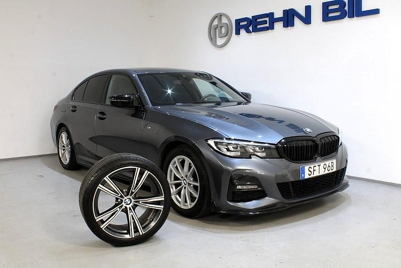 Grå Begagnad 2020 BMW 320 M Sport Sedan | 339 000 kr (Marknadspris) - Bild 1/4