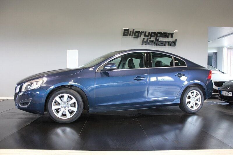 Blå (blå metallic ) Begagnad 2010 Volvo S60 Momentum Sedan | 119 900 kr (Marknadspris) - Bild 1/4