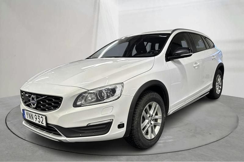 Vit Begagnad 2018 Volvo V60 CC Momentum Kombi | 129 000 kr (Bra pris) - Bild 1/4