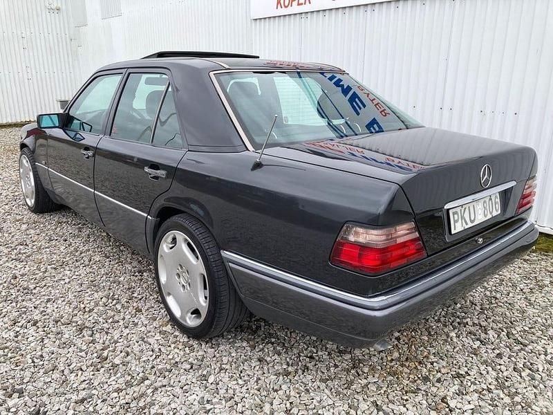 Begagnad Mercedes E220 150 HK (110 kW) 1994 Grå Sedan