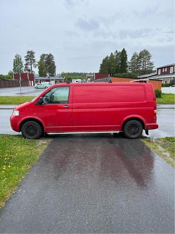 Röd Begagnad 2009 VW T5 Van | 62 500 kr (Marknadspris) - Bild 1/1