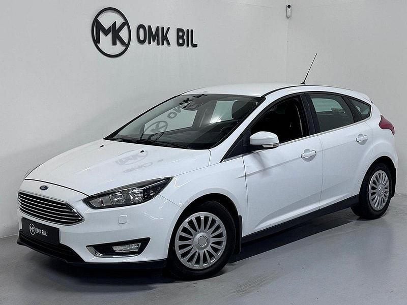 Vit Begagnad 2015 Ford Focus Titanium Halvkombi | 84 900 kr (Marknadspris) - Bild 1/4