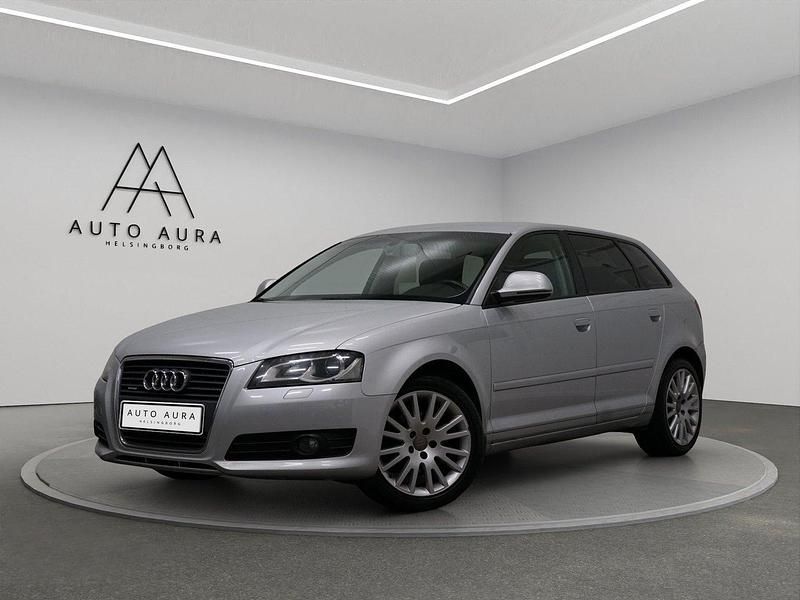 Silver Begagnad 2010 Audi A3 Sportback Comfort Halvkombi | 69 000 kr (Dyr) - Bild 1/4