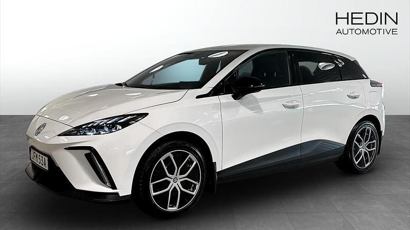 Vit (white) Begagnad 2023 MG MG4 EV Luxury Halvkombi | 319 900 kr (Marknadspris) - Bild 1/4