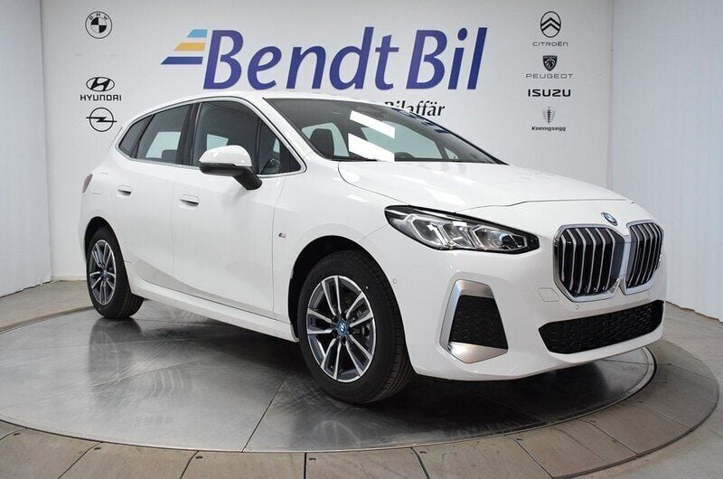 Alpine white Ny 2025 BMW 225 M Sport Halvkombi | 479 500 kr (Bra pris) - Bild 1/3