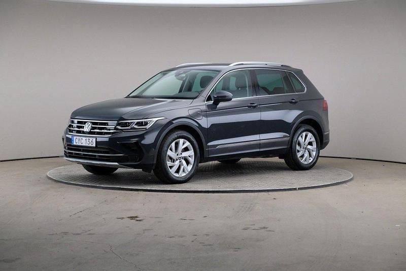 Grå Begagnad 2023 VW Tiguan Elegance SUV | 369 000 kr (Marknadspris) - Bild 1/4