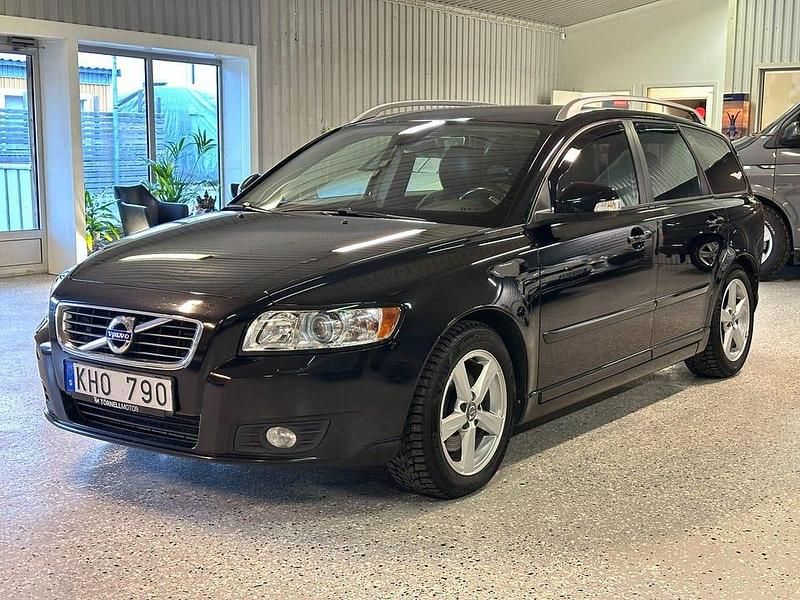 Svart Begagnad 2011 Volvo V50 Momentum Kombi | 89 900 kr (Dyr) - Bild 1/4