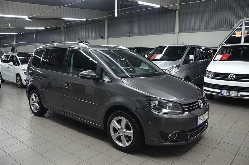 Grå Begagnad 2013 VW Touran Comfortline Minibuss | 79 900 kr (Marknadspris) - Bild 1/4