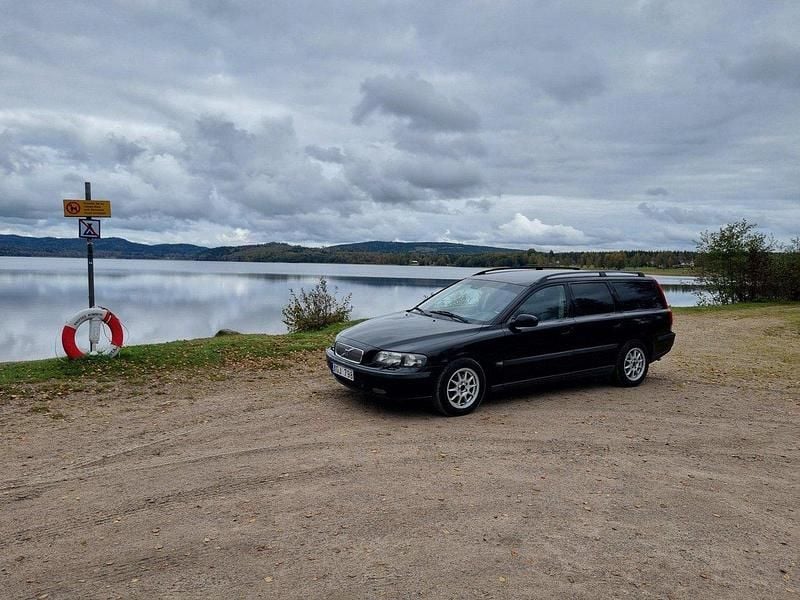 Svart Begagnad 2001 Volvo V70 Kombi | 25 000 kr (Marknadspris) - Bild 1/4