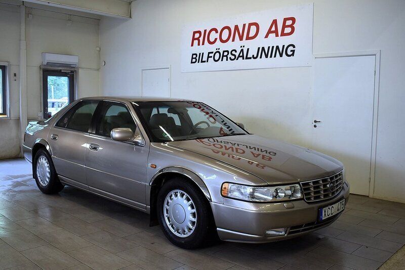 Grå Begagnad 2000 Cadillac Seville STS Sedan | 89 900 kr - Bild 1/4