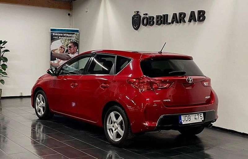 Begagnad Toyota Auris Executive 132 HK (97 kW) 2013 Röd Halvkombi