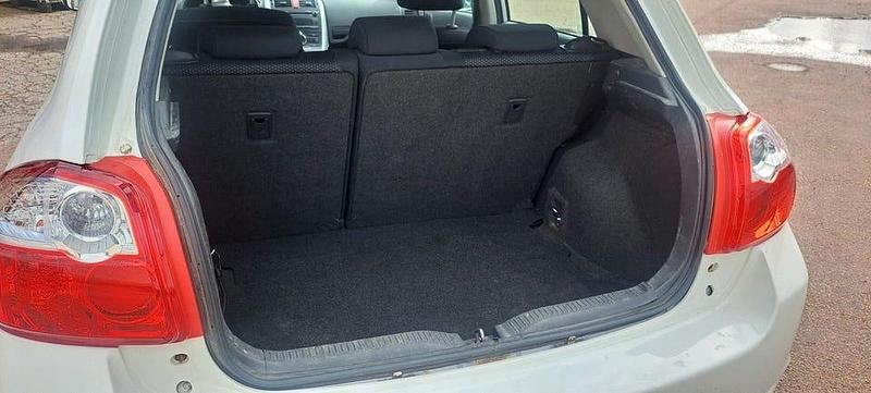 Begagnad Toyota Auris Plus 90 HK (66 kW) 2011 Vit Halvkombi