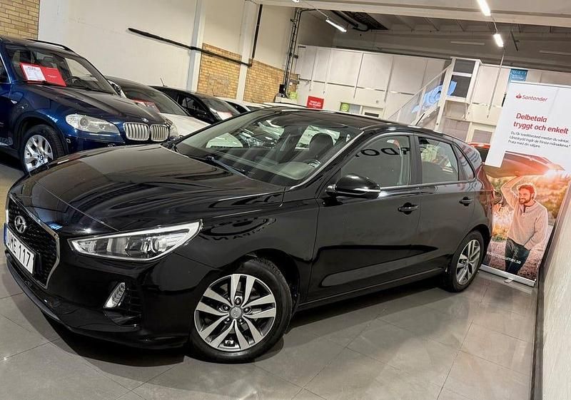 Begagnad Hyundai i30 Comfort 140 HK (102 kW) 2017 Svart Halvkombi
