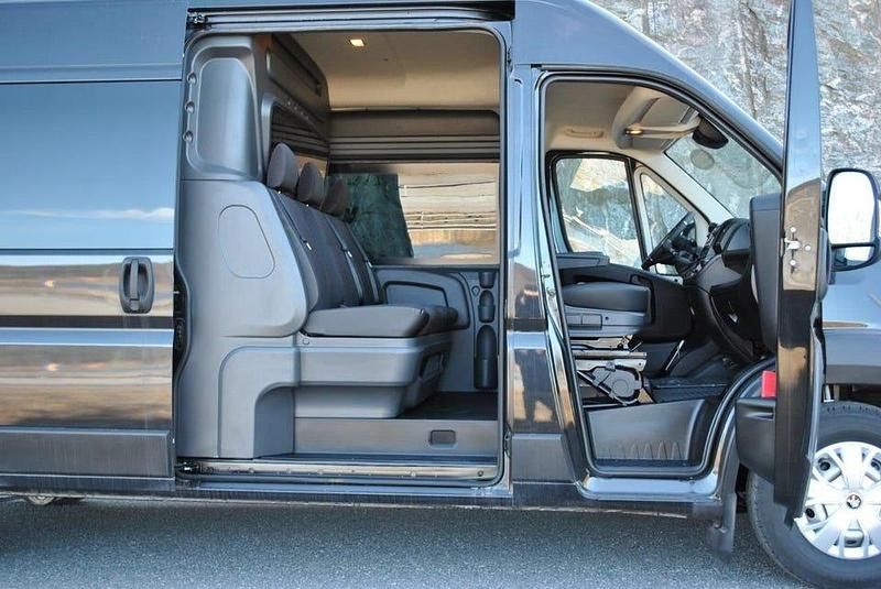 Grå Begagnad 2024 Peugeot Boxer Comfort Van | 509 875 kr - Bild 1/4