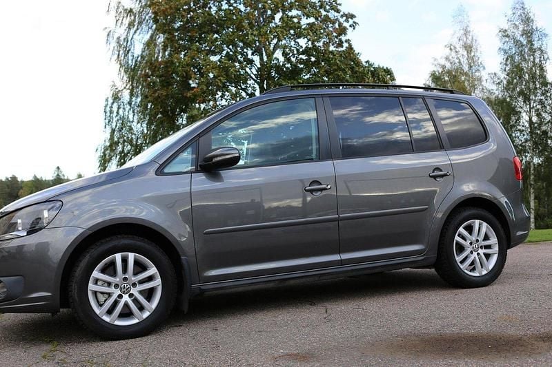 Grå Begagnad 2015 VW Touran Minibuss | 119 000 kr (Superpris) - Bild 1/4