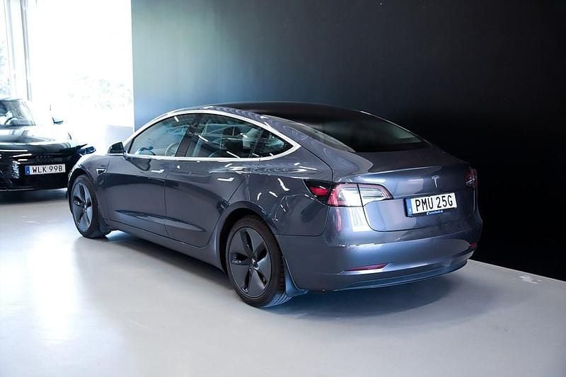 Begagnad Tesla Model 3 Standard Range Plus 239 kW (325 HK) 2019 Grå Sedan