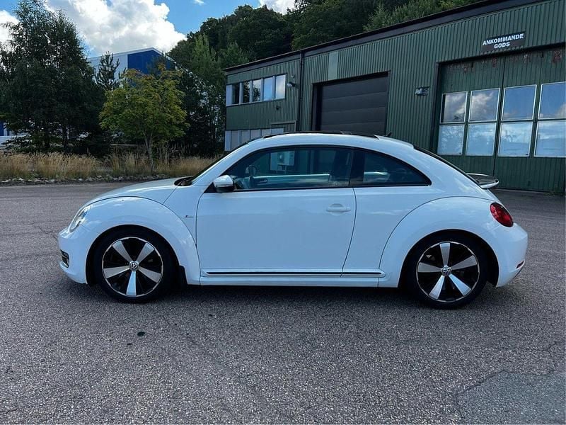 Vit Begagnad 2012 VW Beetle Halvkombi | 65 000 kr (Lite dyr) - Bild 1/4