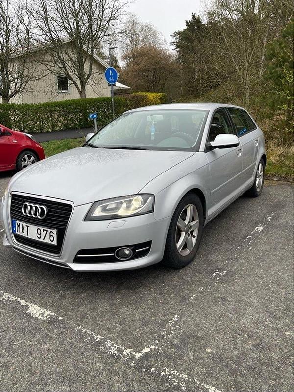 Silver Begagnad 2012 Audi A3 Sportback Comfort Halvkombi | 64 900 kr (Marknadspris) - Bild 1/4