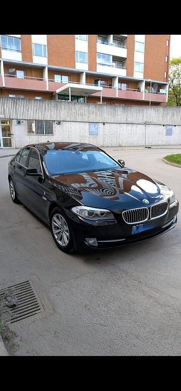 Begagnad 2013 BMW 520 Sedan | 125 000 kr (Marknadspris) - Bild 1/4
