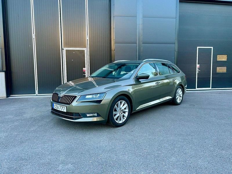 Ljusgrön Begagnad 2015 Skoda Superb Style Kombi | 109 900 kr (Dyr) - Bild 1/4
