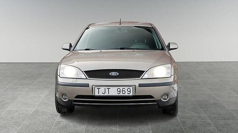 Begagnad Ford Mondeo Ghia 147 HK (108 kW) 2002 Silver Halvkombi