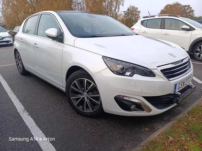 Vit Begagnad 2016 Peugeot 308 Allure Halvkombi | 98 000 kr - Bild 1/4