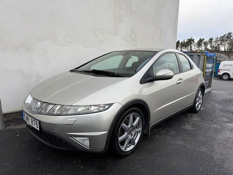 Silver Begagnad 2007 Honda Civic Sport Halvkombi | 39 900 kr (Marknadspris) - Bild 1/4