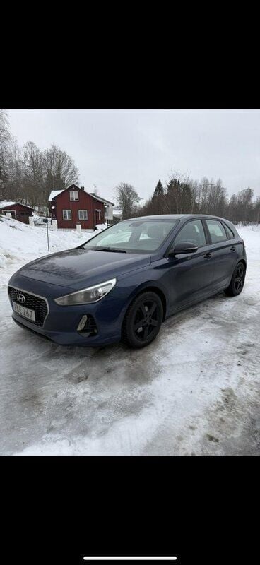 Blå Begagnad 2018 Hyundai i30 Comfort Halvkombi | 120 000 kr (Marknadspris) - Bild 1/2