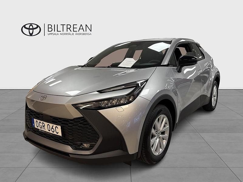 Silver Ny 2025 Toyota C-HR SUV | 399 900 kr (Marknadspris) - Bild 1/4