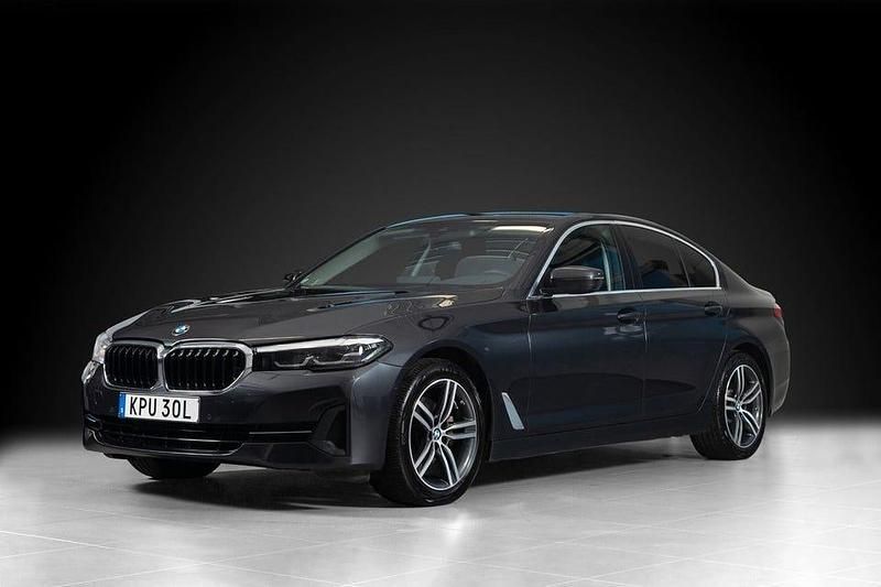 Grå Begagnad 2022 BMW 520 Sedan | 419 000 kr (Lite dyr) - Bild 1/4
