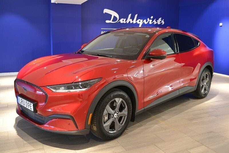 Röd Begagnad 2021 Ford Mustang Mach-E SUV | 419 000 kr (Marknadspris) - Bild 1/3