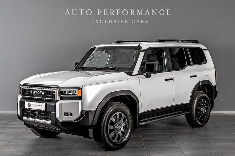 Svart (sandfärgad) Ny 2024 Toyota Land Cruiser Executive SUV | 1 099 900 kr (Marknadspris) - Bild 1/4