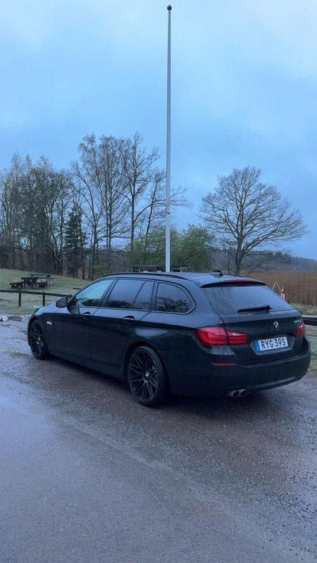 Svart Begagnad 2010 BMW 525 Kombi | 95 000 kr (Bra pris) - Bild 1/4